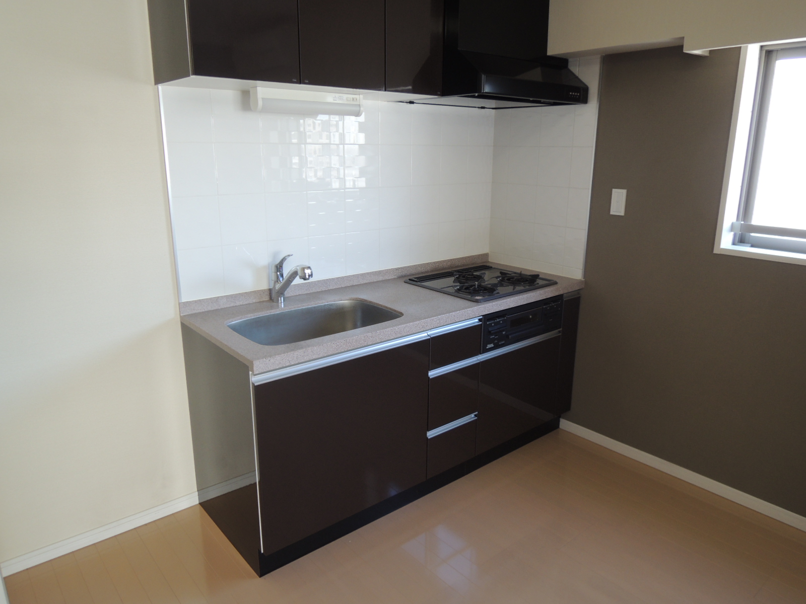 キッチン　３口コンログリル付き