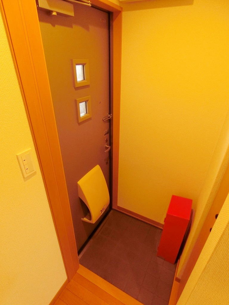 玄関　玄関にはシューズボックスもあり