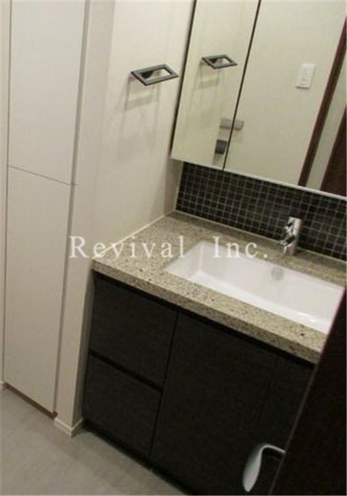 洗面設備　毎日の身だしなみチェックに必須ですね