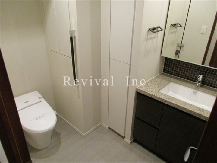 トイレ　もちろん最新型タンクレストイレ仕様