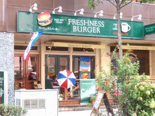 飲食店　フレッシュネスバーガー新宿6丁目店（飲食店）まで211m