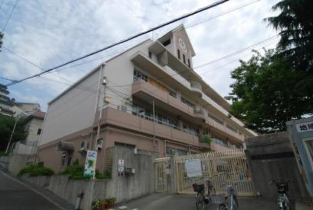 【箕面市箕面のマンションの小学校】