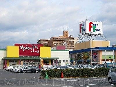 ショッピングセンター　ファミリータウン広電楽々園（ショッピングセンター）まで1015m