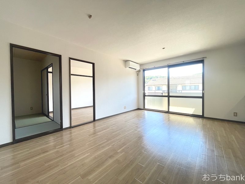 居室・リビング　南向きの窓がある明るいリビングですよ。