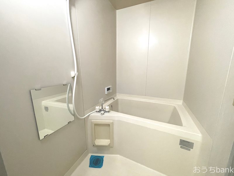 バス・シャワールーム　清潔感のあるお風呂には鏡も付いています。