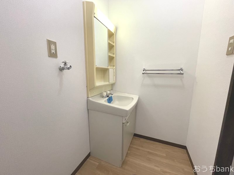 洗面設備　使いやすい独立洗面台です。タオル掛けも付いています。