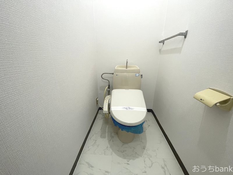 トイレ　クリニング済みのトイレです。タオル掛けも付いていますよ。