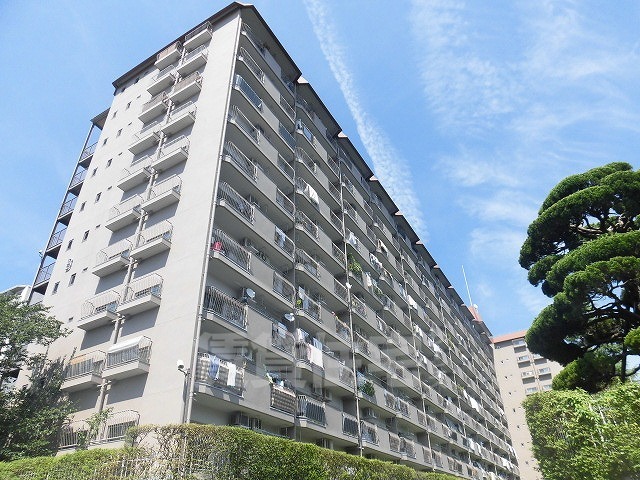 京都市山科区西野阿芸沢町のマンションの建物外観