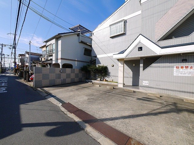 【天理市嘉幡町のアパートの駐車場】