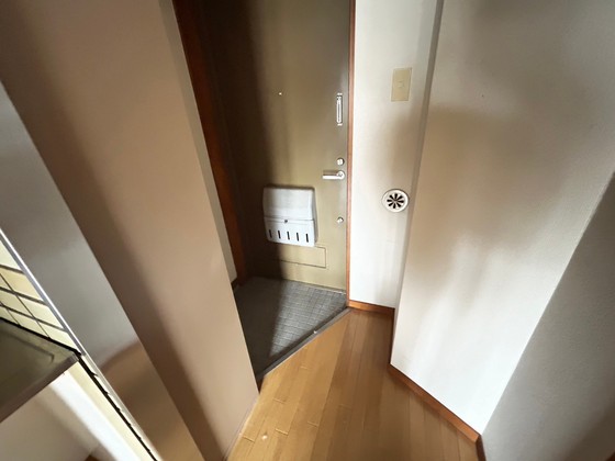 玄関　※別号室の写真です