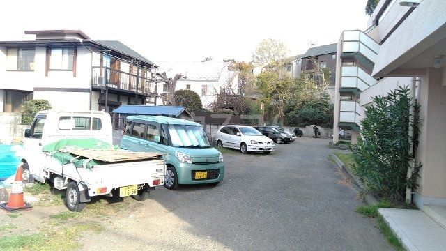 【藤沢市鵠沼橘のマンションの駐車場】