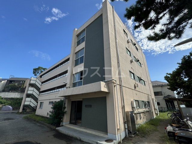 藤沢市鵠沼橘のマンションの建物外観