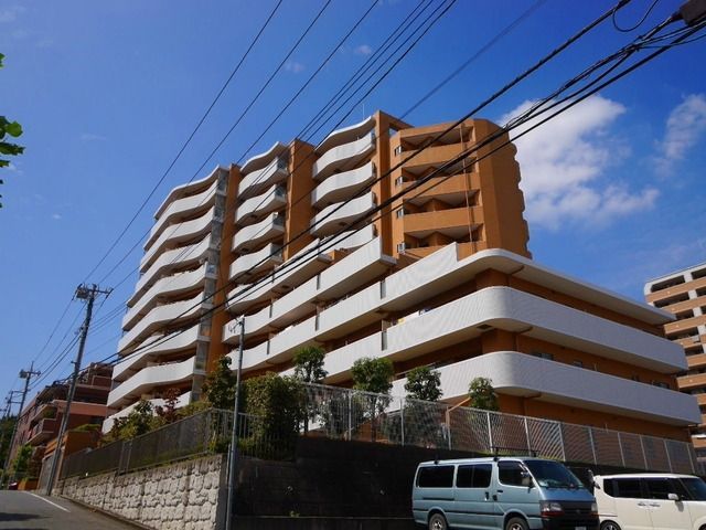 多摩市永山のマンションの建物外観