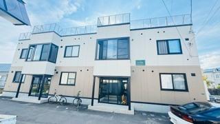 建物外観　綺麗な外観、屋上に雪落下防止柵有