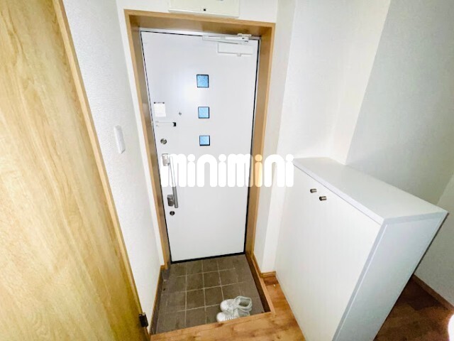 玄関　小窓のついたおしゃれな玄関