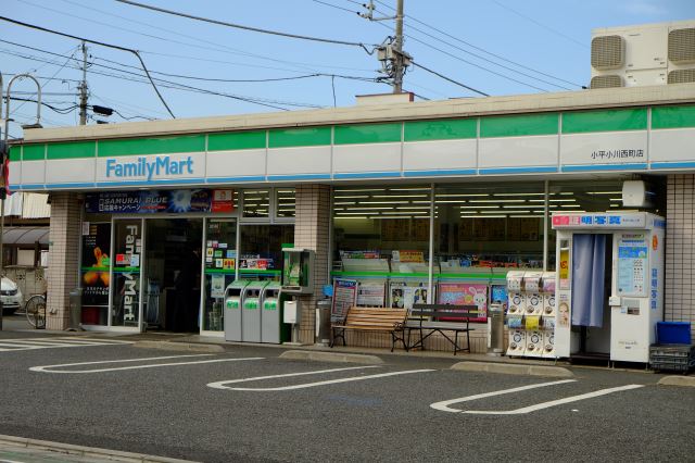 コンビニ　ファミリーマート（コンビニ）まで100m