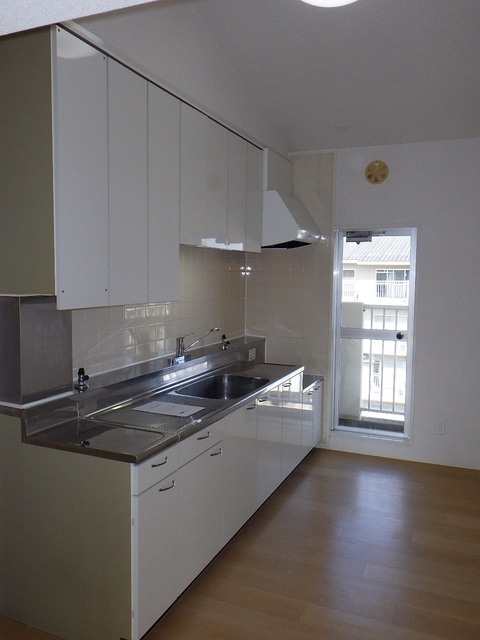 キッチン　キッチンからバルコニーに出られる扉があって便利です