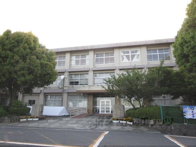 中学校　志賀中学校（中学校）まで8400m