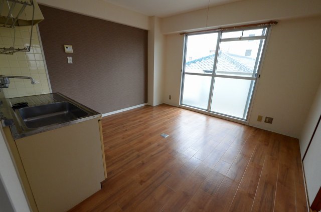 居室・リビング　床が明るい色合いで綺麗です♪