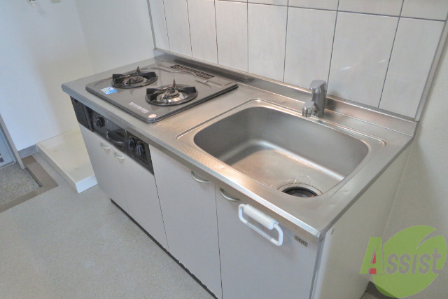 キッチン　２口コンロの付いたシステムキッチンです。初日に料理出来ます。