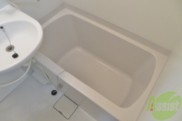 バス・シャワールーム　お風呂はひとりならゆったり浸かれる大きさでした。