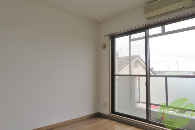 その他部屋・スペース　大きな窓から入る陽光で毎朝、気持ちよく起きれそうですね。