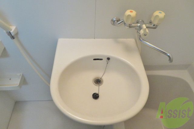 洗面設備　お風呂場にあるので、お掃除が簡単ですね。バーっと流すだけ。