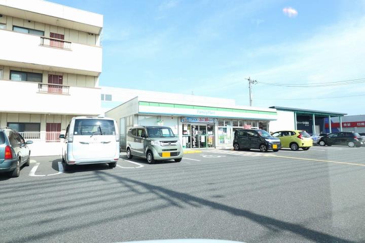 コンビニ　ファミリーマート（コンビニ）まで921m