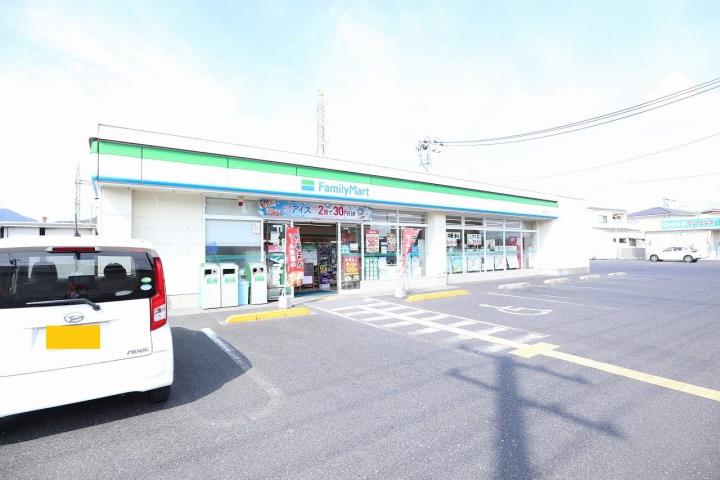 コンビニ　ファミリーマート（コンビニ）まで1140m