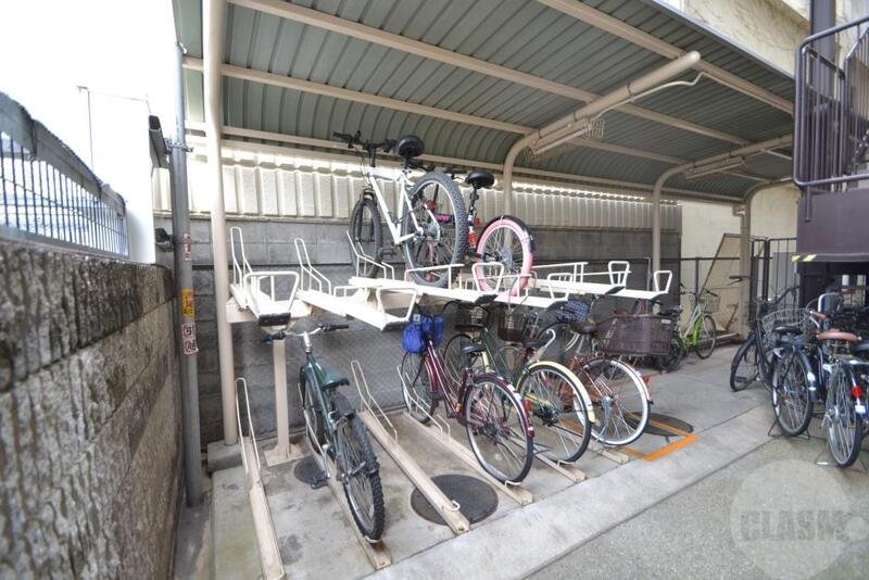 ロビー　屋根付きの駐輪スペース