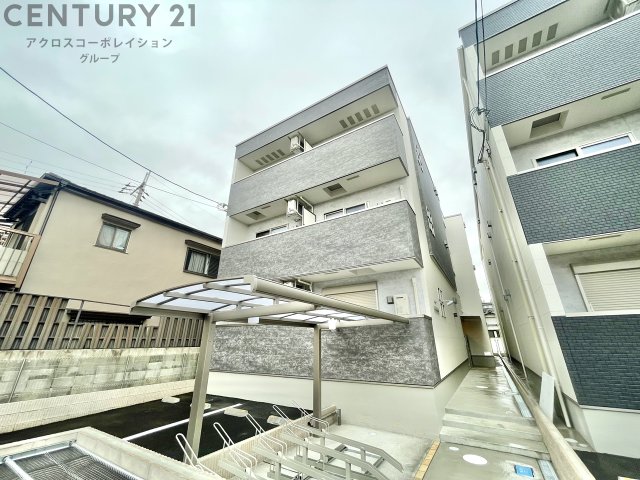 建物外観　オートロックで外部の人間が簡単に出入りできないため安心です。