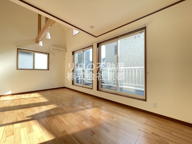 居室・リビング　採光と通風に優れた、開放感溢れるリビング♪