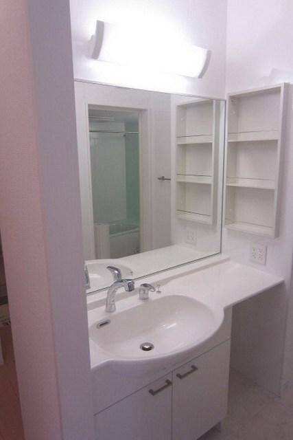 洗面設備　大きい洗面台。