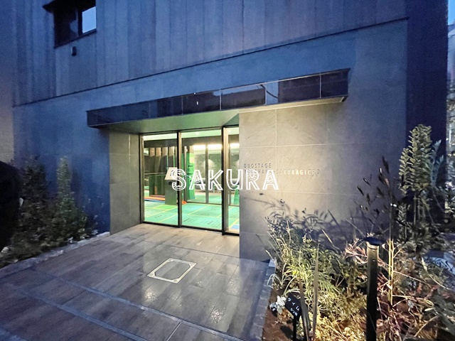 エントランス　重厚感のある建物デザイン♪