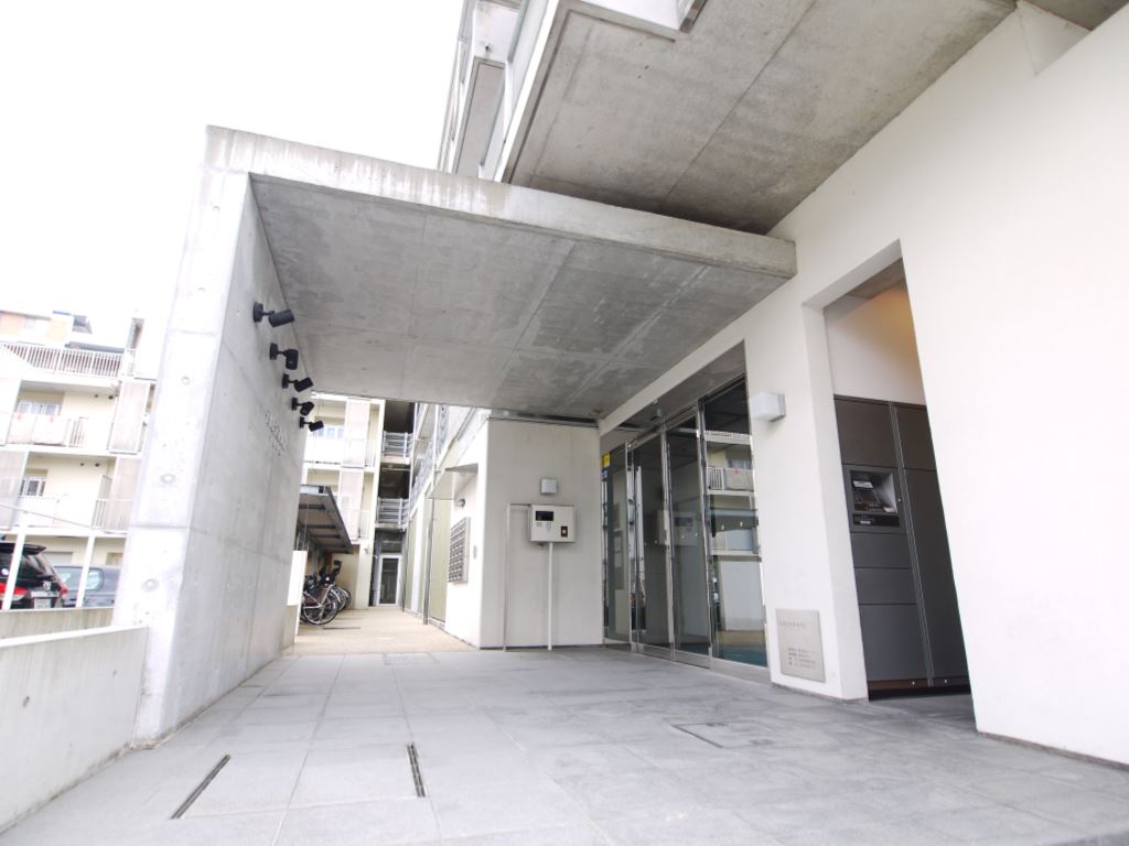 エントランス　詳細は、RISUMO江坂本店までお問合せください♪