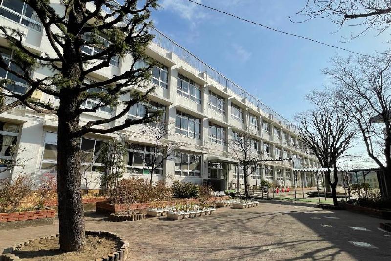 小学校　綾南小学校（小学校）まで650m