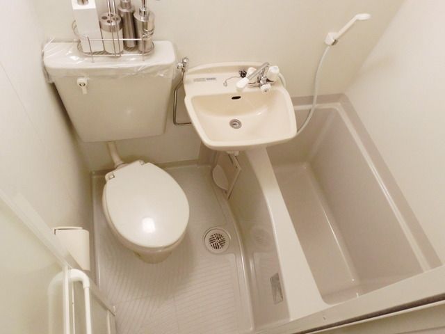 バス・シャワールーム　★必要な物がコンパクトに納まった三点ユニットタイプのバスル…