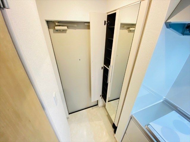 玄関　同タイプのお部屋の内装写真になります。