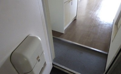 玄関　写真は類似です。