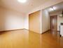 居室・リビング　リビング10.5帖と広々してますので家具も置きやすい