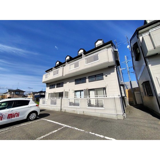 建物外観　４９号線そばの閑静な住宅街に立地♪