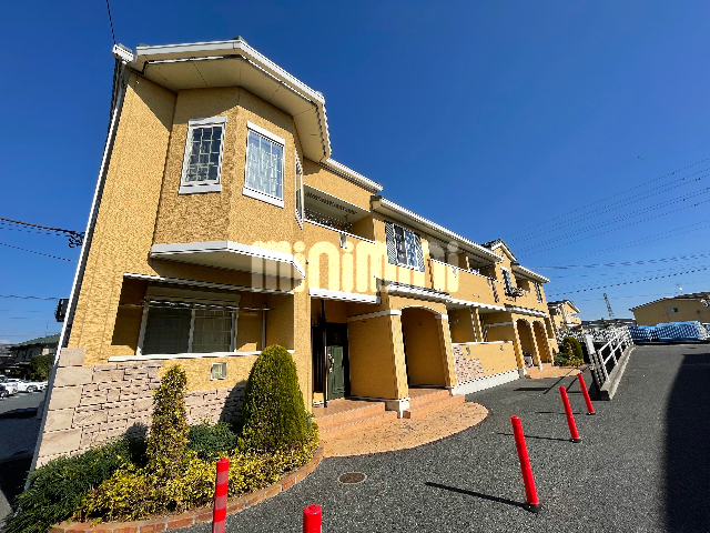 建物外観　黄色で可愛らしい外観ですよ。