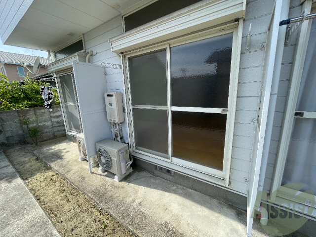 バルコニー　こちらのスペースで洗濯物も干しても問題は無さそうですね。