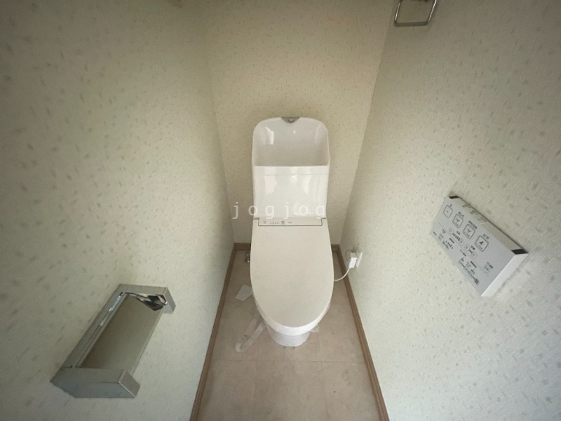 トイレ　嬉しい温水洗浄便座付きのトイレです。