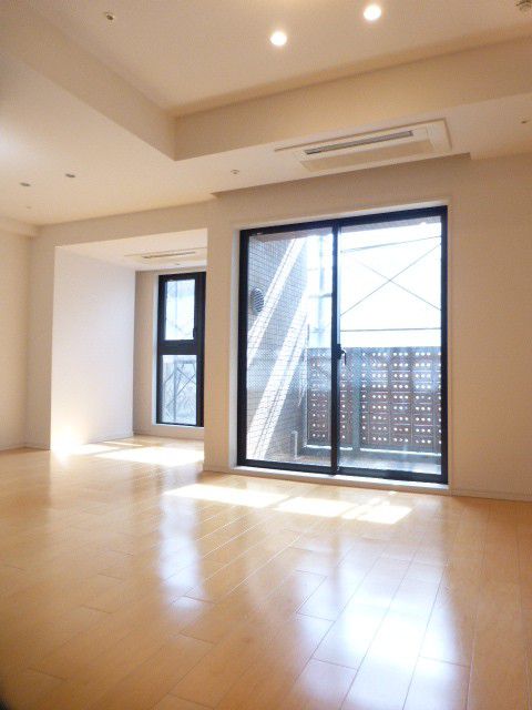東京メトロ日比谷線 広尾駅 徒歩7分 11階建 築23年の居間写真