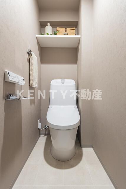 トイレ　落ち着いた色調のトイレです