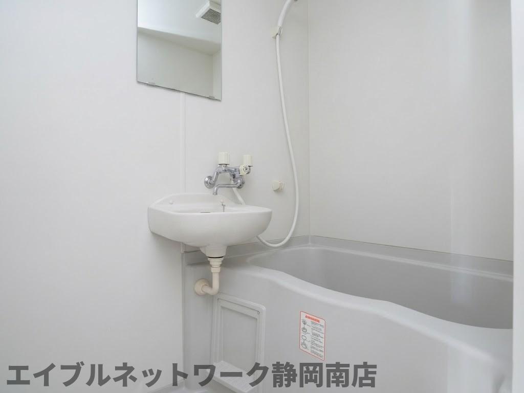 バス・シャワールーム　落ち着いた空間のお風呂です
