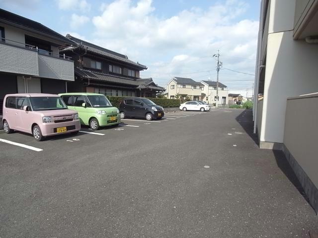 【各務原市那加太平町のマンションの駐車場】