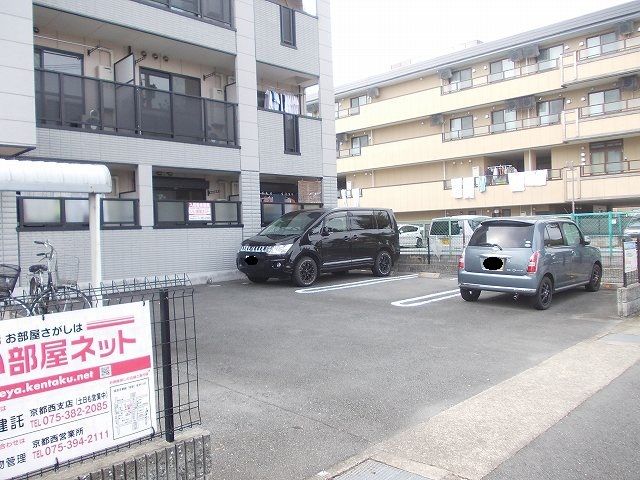 【京都市西京区牛ケ瀬西柿町のマンションの駐車場】