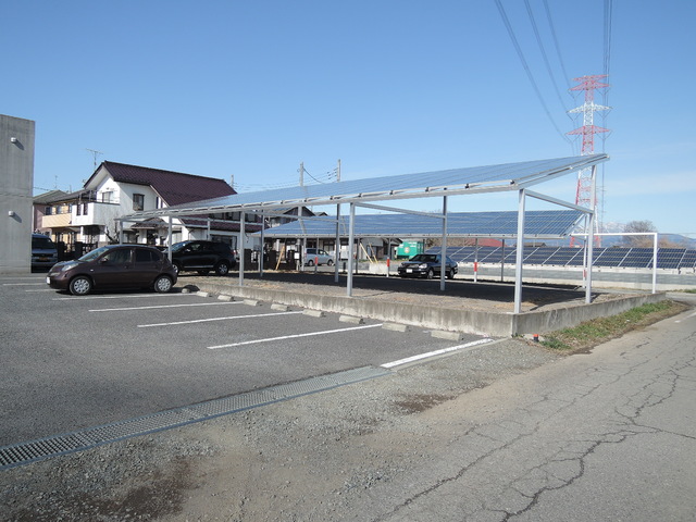 【伊勢崎市間野谷町のマンションの駐車場】